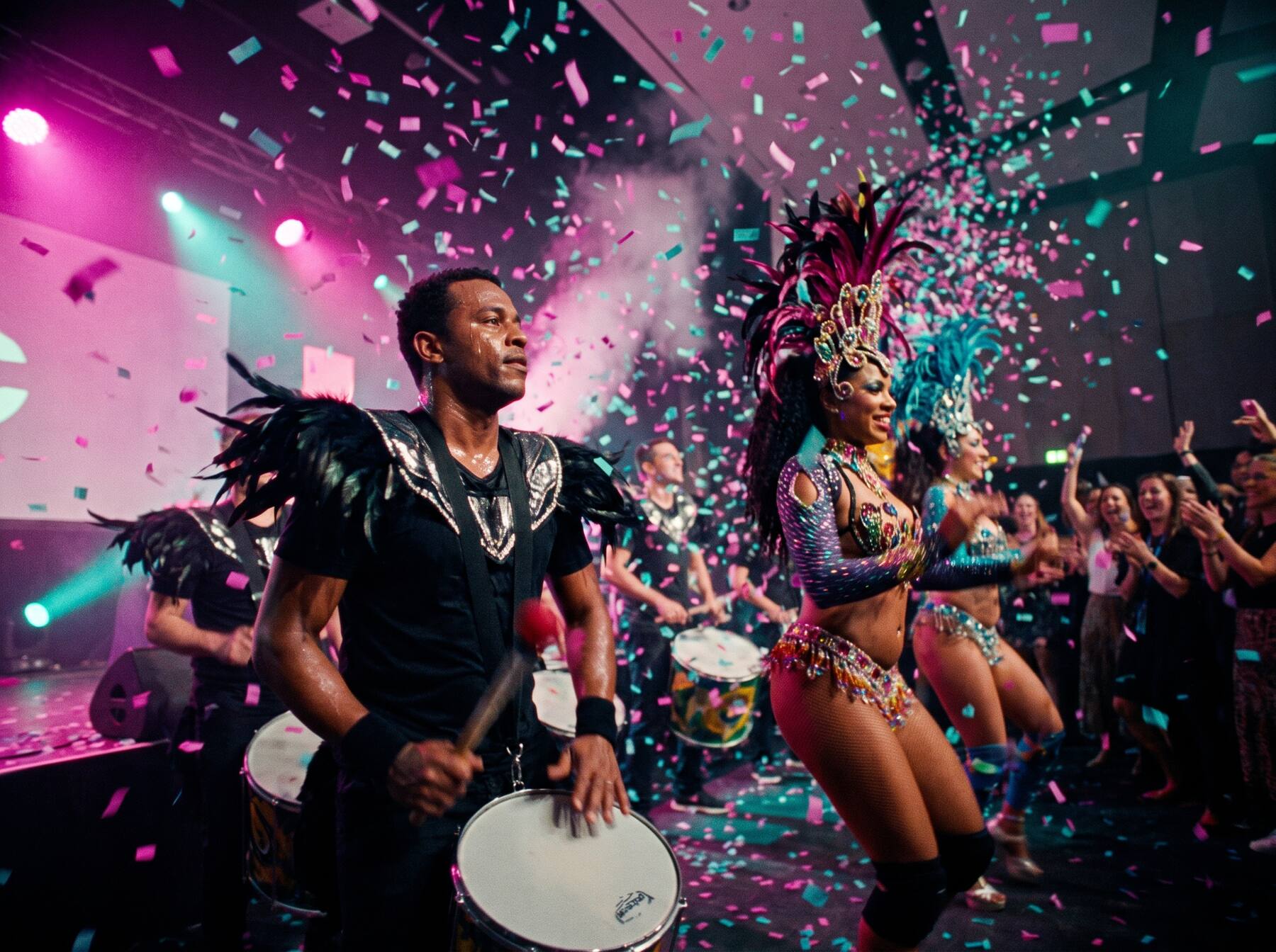 Batucada y bailarinas de carnaval