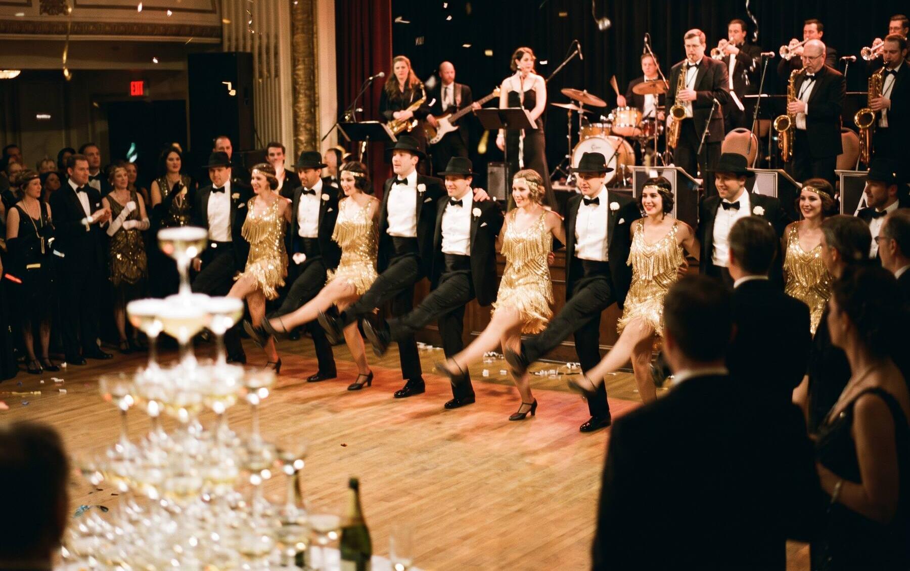 Bailarinas estilo años 20 con big band