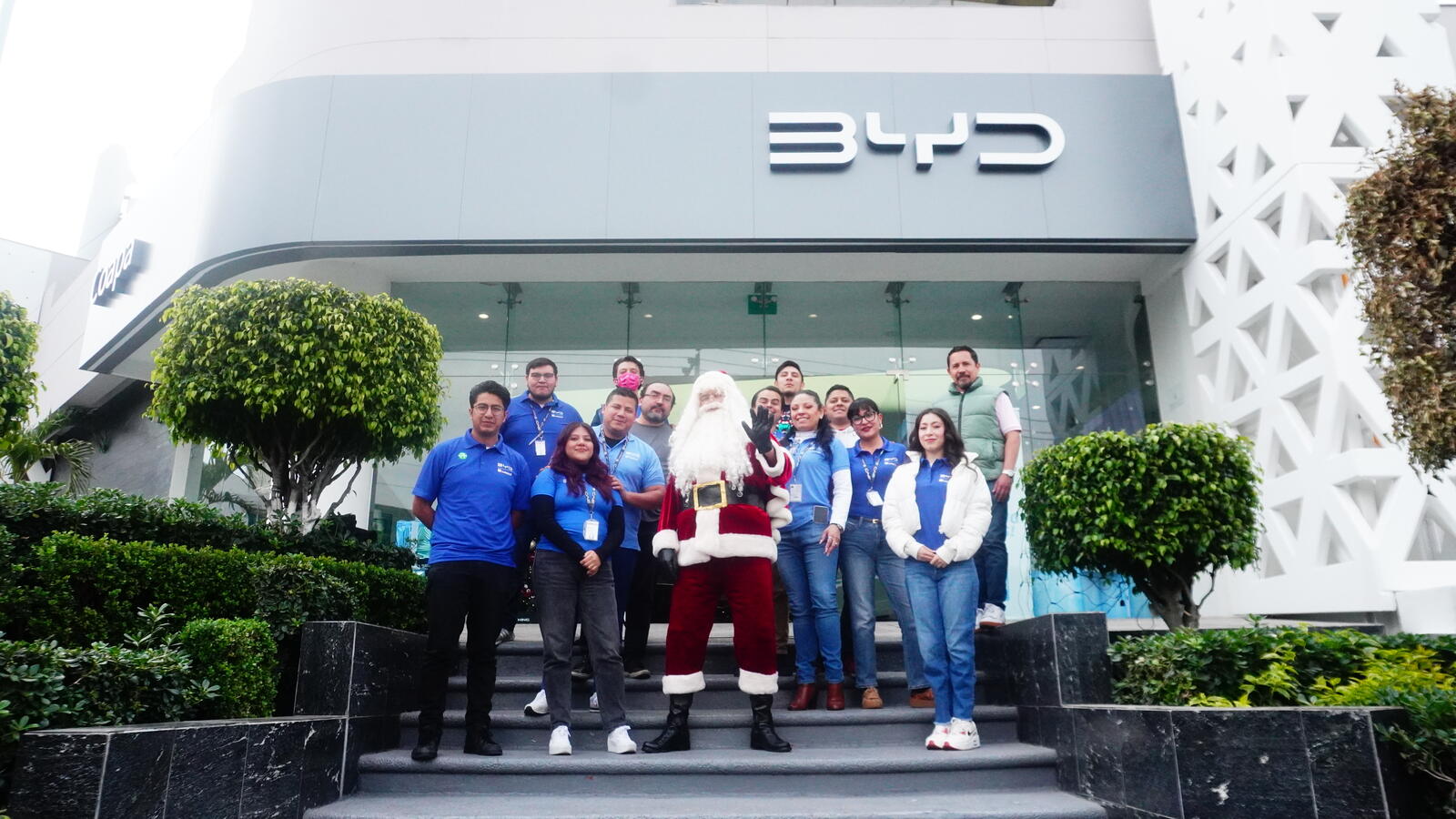 Santa Claus con el equipo de BYD frente a su agencia