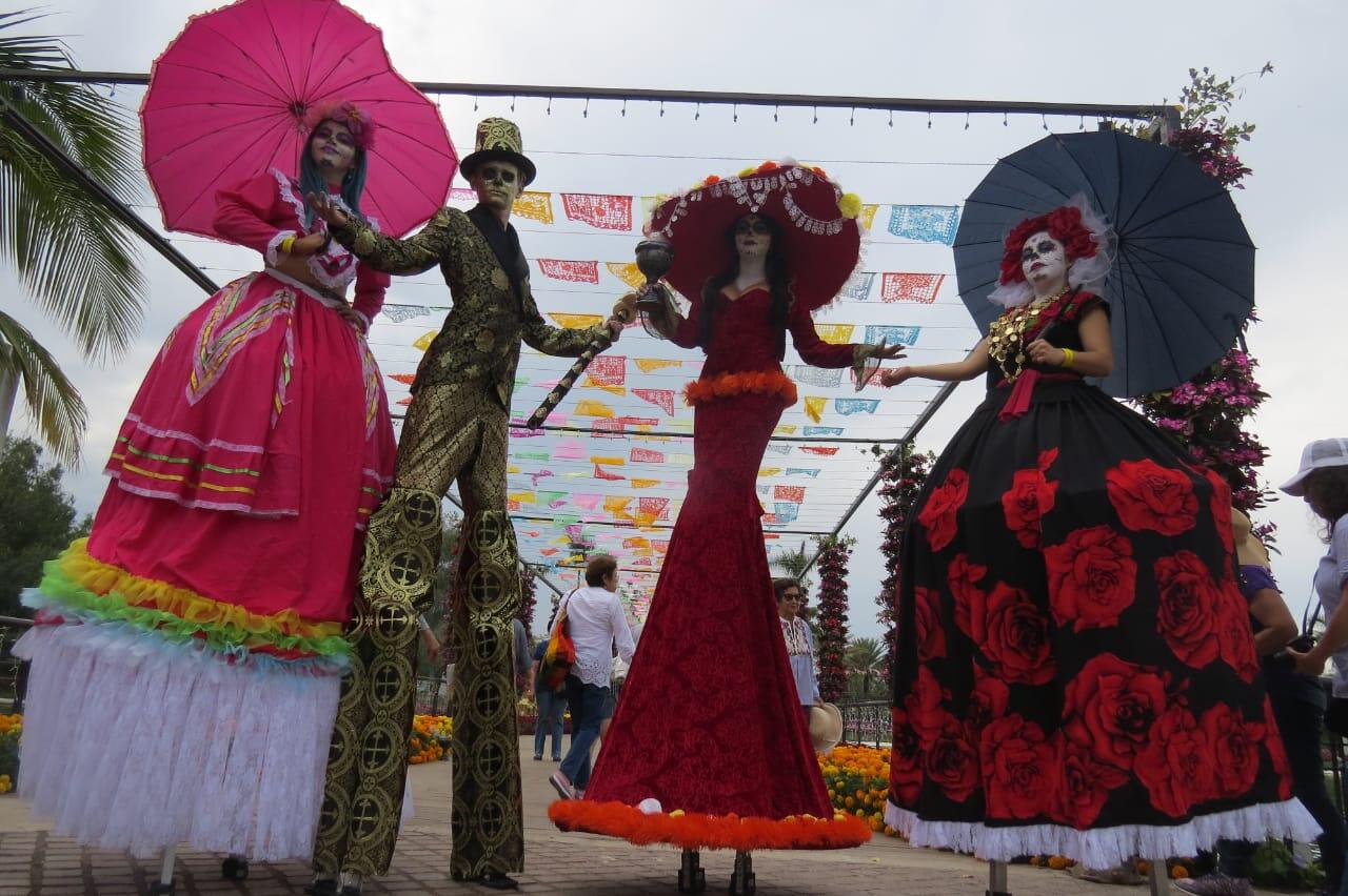 Catrinas en zancos de Pas de Dance