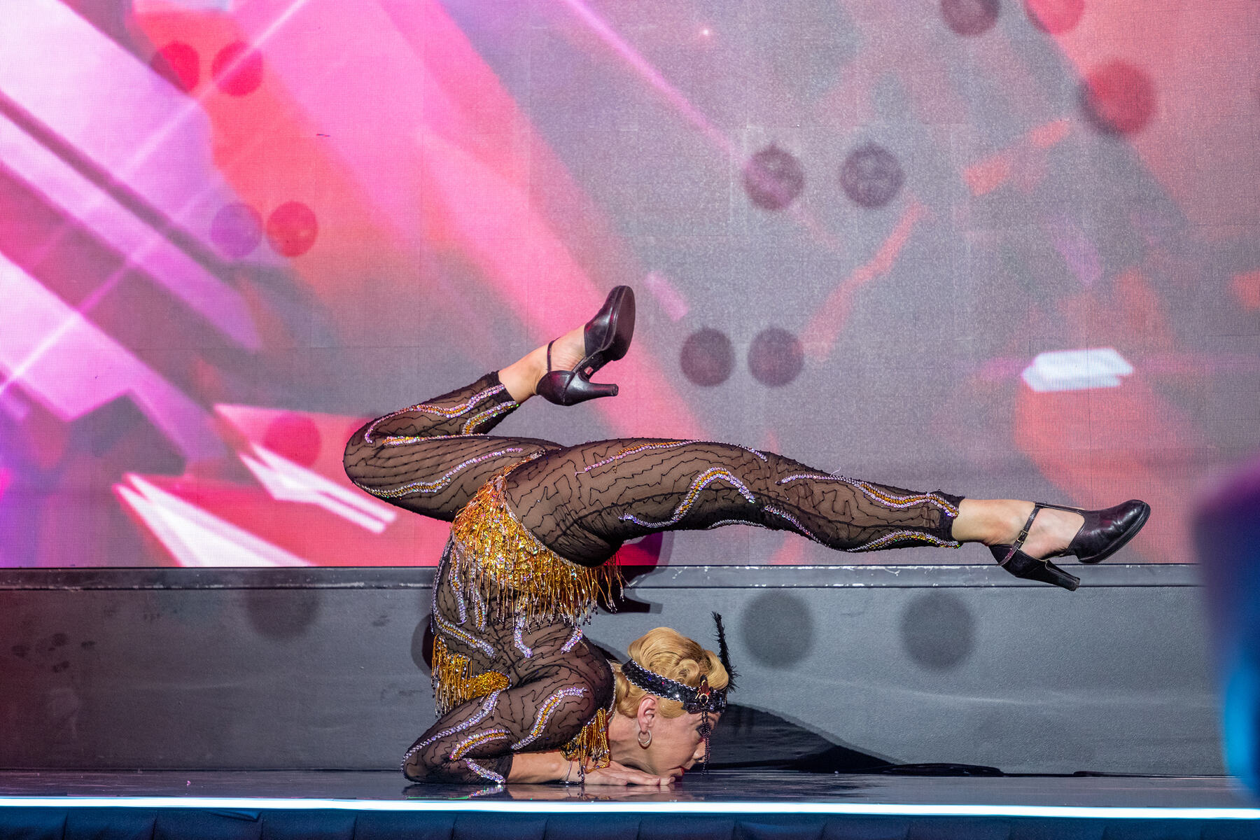 Contorsionista de Pas de Dance en un show estilo años 20