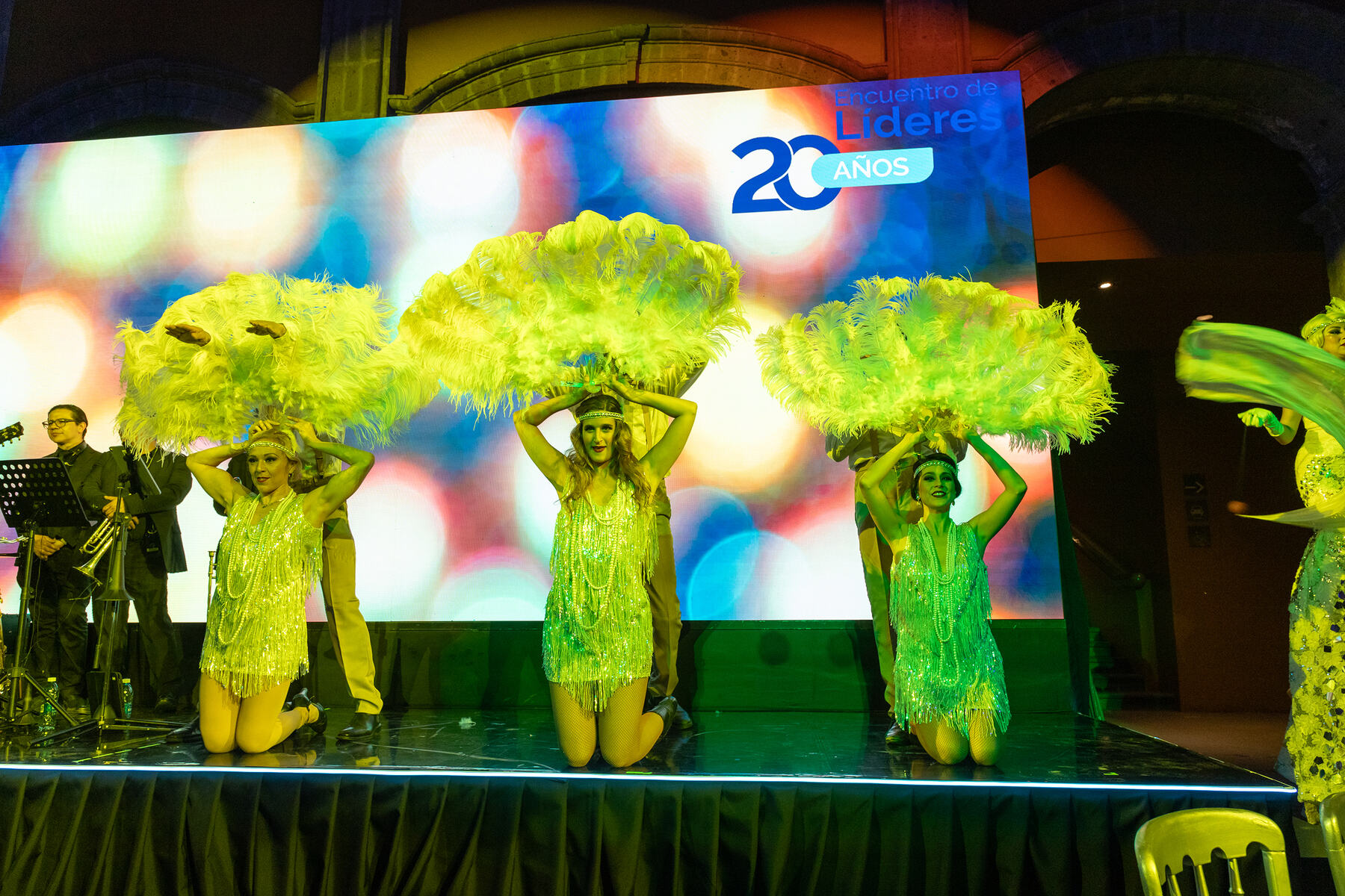 Bailarinas de Pas de Dance con abanicos de plumas en show estilo Gatsby