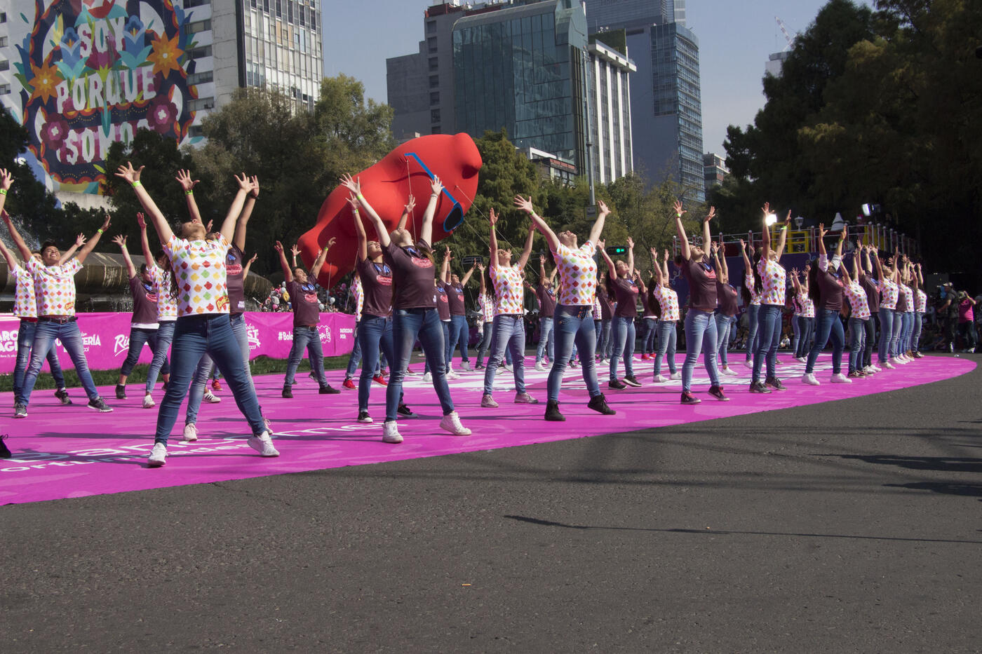 Bailarines en el desfile navideño de Liverpool sobre Reforma